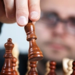 Шахматная доска с расставленными фигурами для демонстрации стратегии